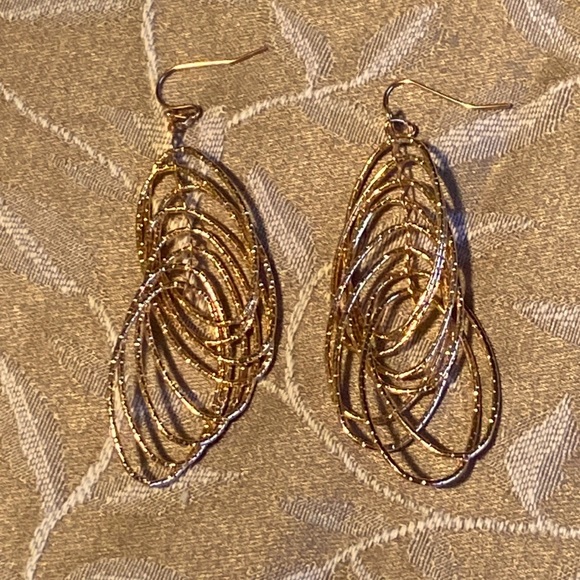 Striking 3” drop gold earrings with diamond cut, interlocking rings. - Picture 3 of 3